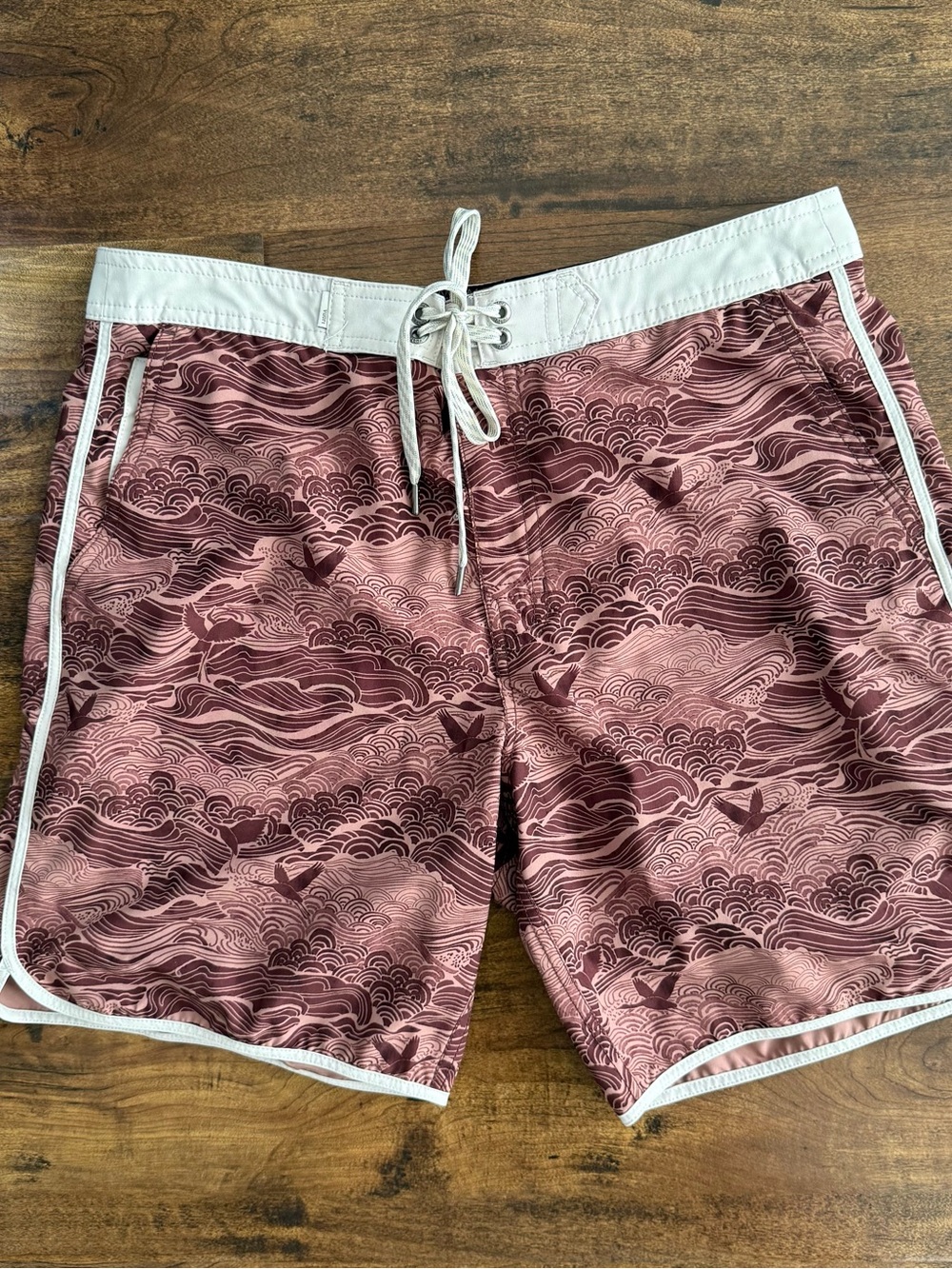 Vuori Red Wave Print Boardshorts Swim Trunks Surf Coastal Beachcore sz 32 - Picture 1 of 5